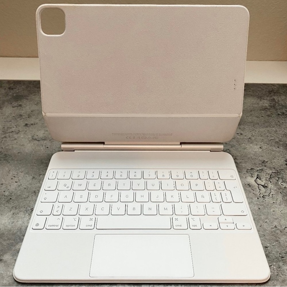 White Apple Magic Keyboard for iPad Pro 11 and iPad Air